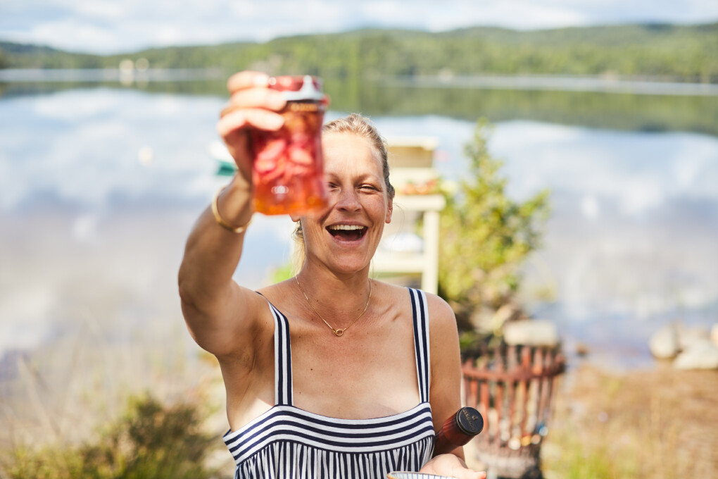 Lakeside cooking in Sweden with Camilla Ahlqvist. Inlagd lök