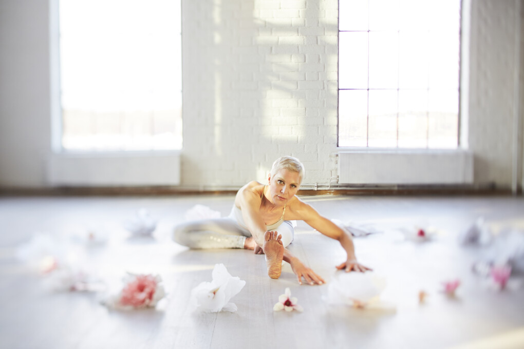 Yogapositionen halv fjäril med rotation. Paulina Westerlind har fotograferat Jennie Lijefors för boken Healing yoga.
