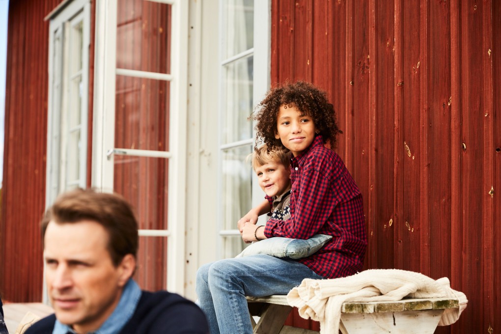 Empowering portraits stockphotos in the countryside of Sweden Möja, demonstrating ethnicity in a modern patchwork family. Photographer Paulina Westerlind.
