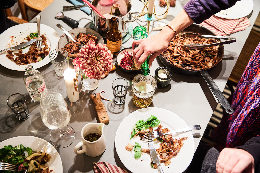 Matlagning med vänner i Stockholm och Camilla Ahlqvist. En serie matfotografier av Paulina Westerlind