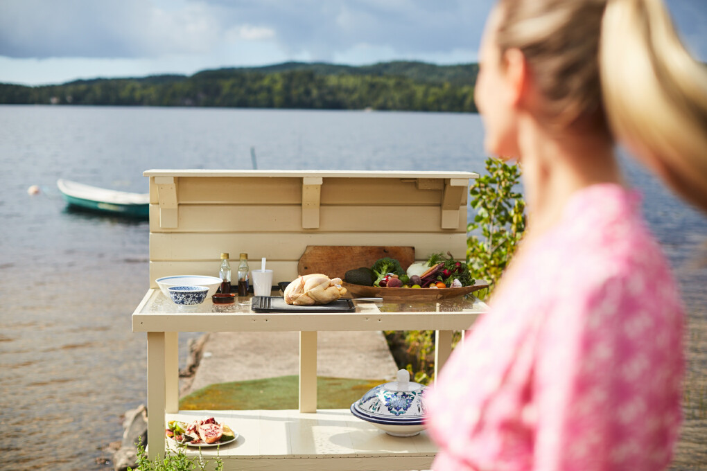 Matlagning utomhus vid en sjö i Sverige med Camilla Ahlqvist