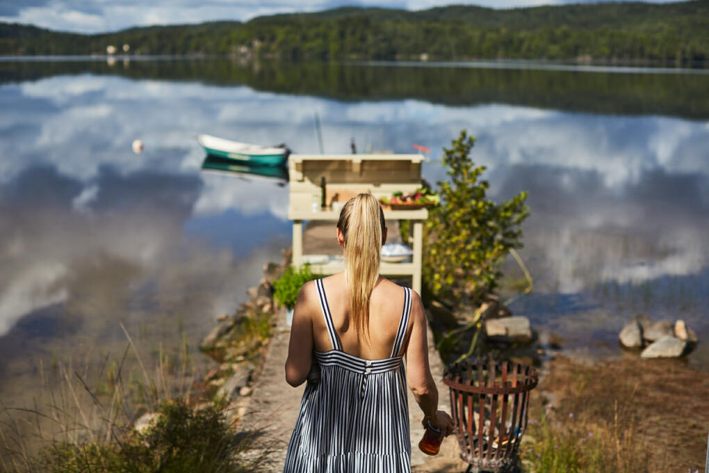 Matlagning utomhus vid en sjö i Sverige med Camilla Ahlqvist