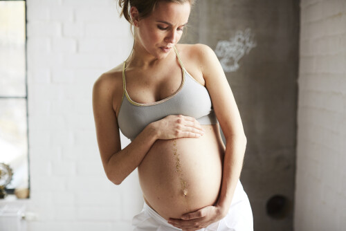Vacker gravid kvinna yogar
